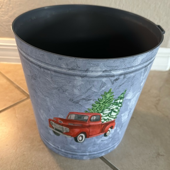 Plastic Holiday Planter 9.5” - Picture 1 of 3
